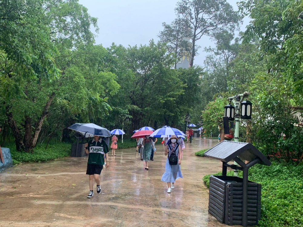 Du khách tận dụng thời điểm mưa bớt đến các điểm thăm quan