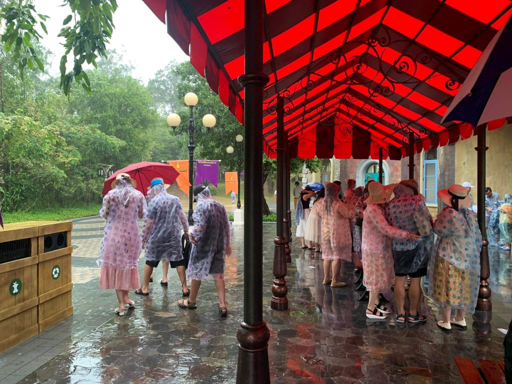 Nhiều du khách theo tour đến Phú Quốc trùng vào những ngày mưa bị ảnh hưởng không nhỏ đến hoạt động thăm quan