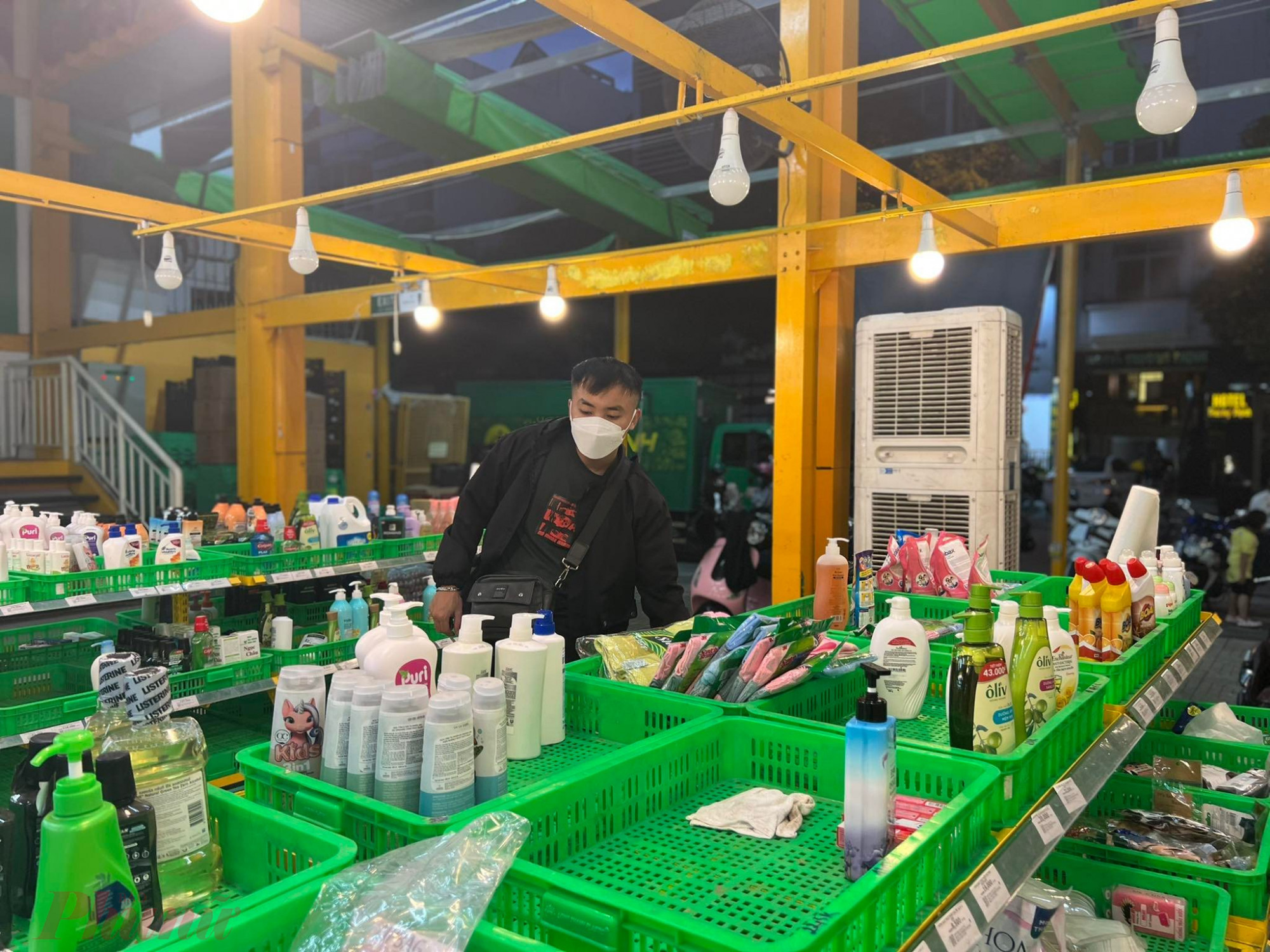 19g tối, một số khách hàng vẫn tranh thủ mua hàng giảm giá của bách hoá xanh tại cửa hàng khu vực Phan Xích Long hướng từ cầu Hoàng Hoa Thám (quận Bình Thạnh)