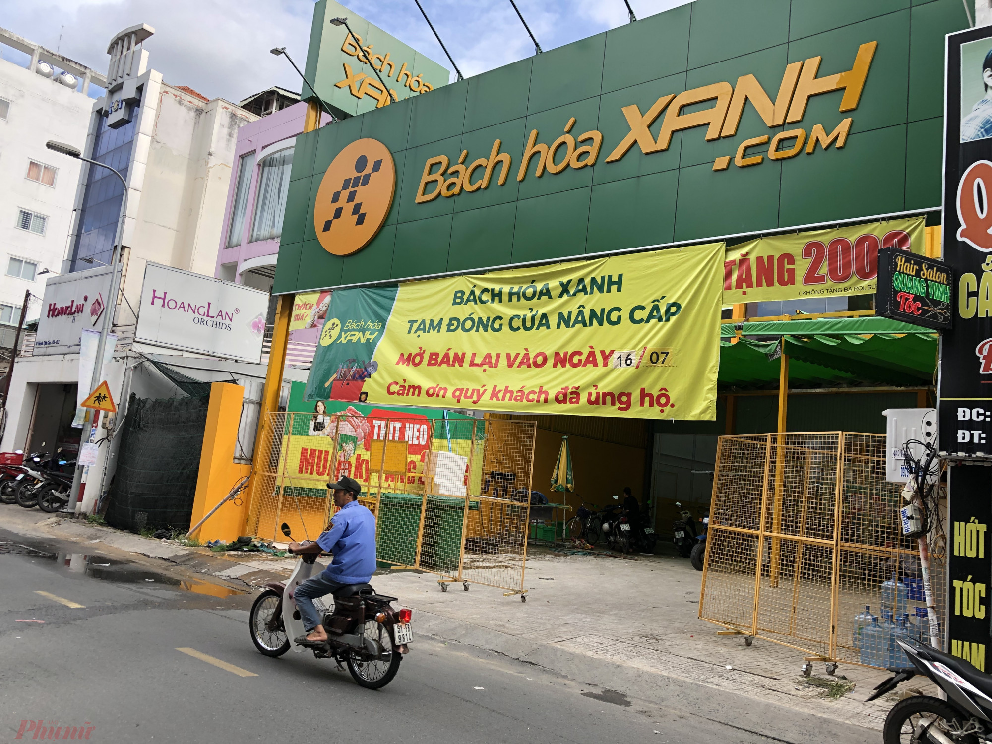 Tương tự, cửa hàng Bách Hoá Xanh trên đường Huỳnh Tịnh Của (quận 3) cũng treo bảng 