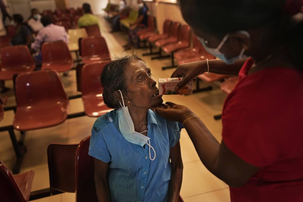Dhamaratne, chủ tịch hiệp hội, cho biết nếu mọi thứ không cải thiện, các bác sĩ có thể buộc phải lựa chọn bệnh nhân nào được điều trị, bệnh nhân nào sẽ bị bỏ qua. “So với COVID, tình trạng khẩn cấp về sức khỏe ngày nay còn tệ hơn rất nhiều,” ông nói.