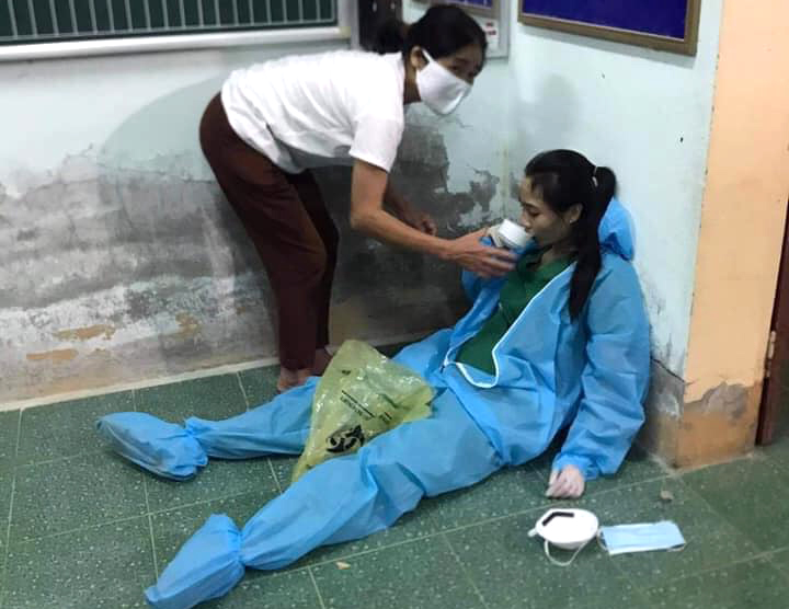 Một nữ điều dưỡng kiệt sức khi tham gia lấy mẫu xét nghiệm COVID-19 ở Nghệ An