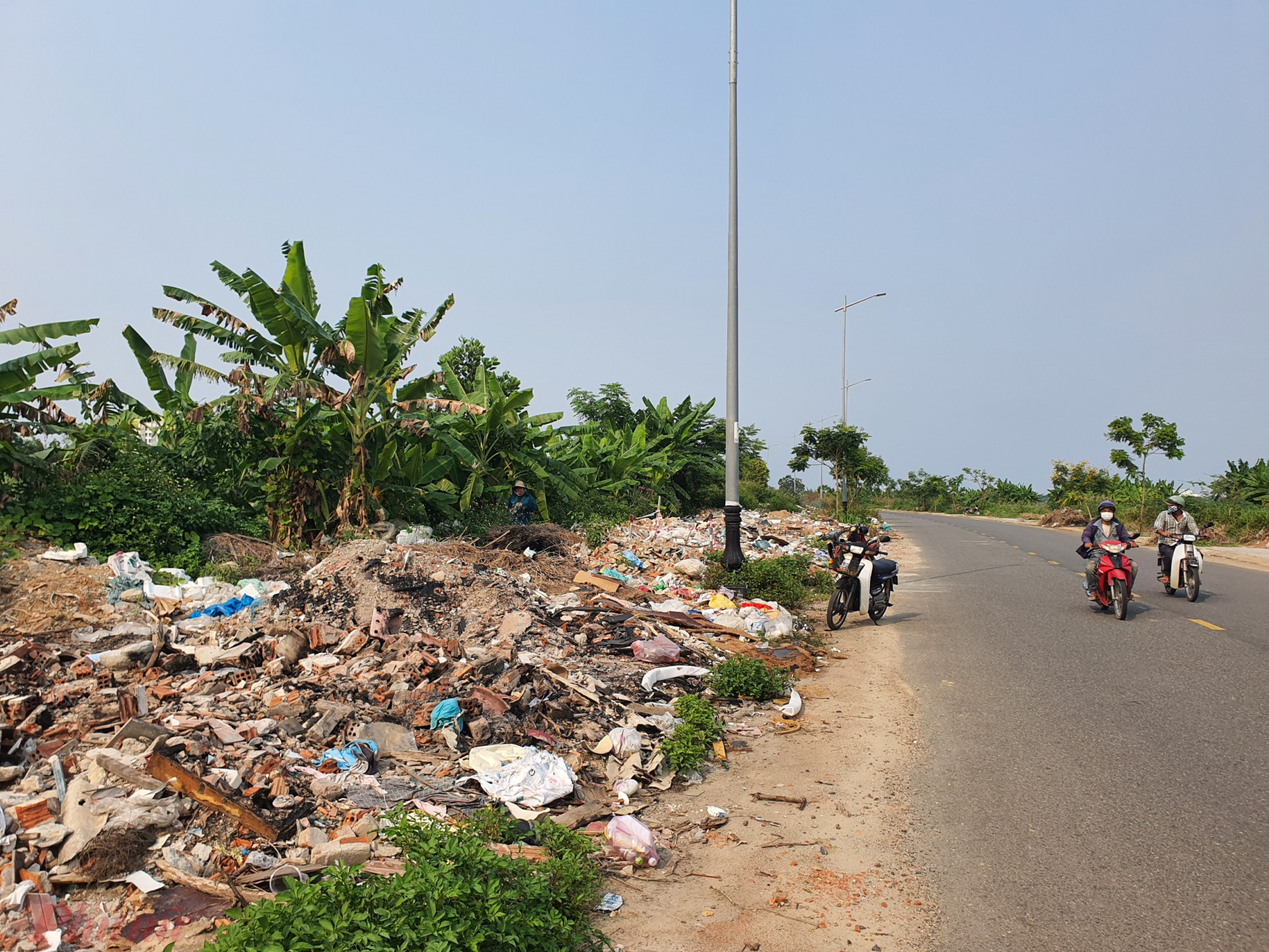 Chưa có giải pháp căn cơ, rác thải xây dựng bị đổ lén lút tràn lan trên nhiều tuyến đường