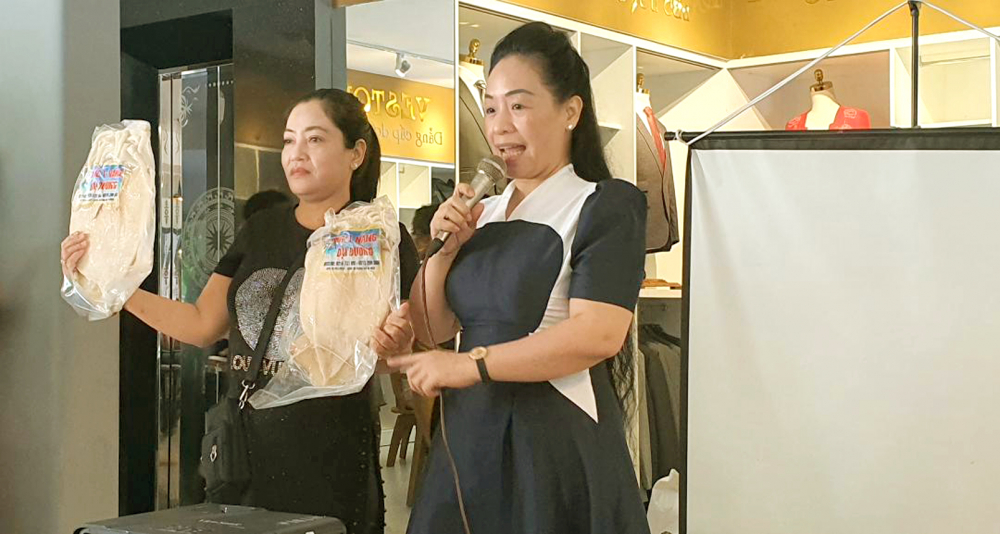 Chị Nguyễn Thị Hồng Tuyết (bên phải) - Giám đốc Công ty TNHH Bao tiêu nông sản Khánh Hòa  - giới thiệu cơ hội việc làm đến hội viên phụ nữ