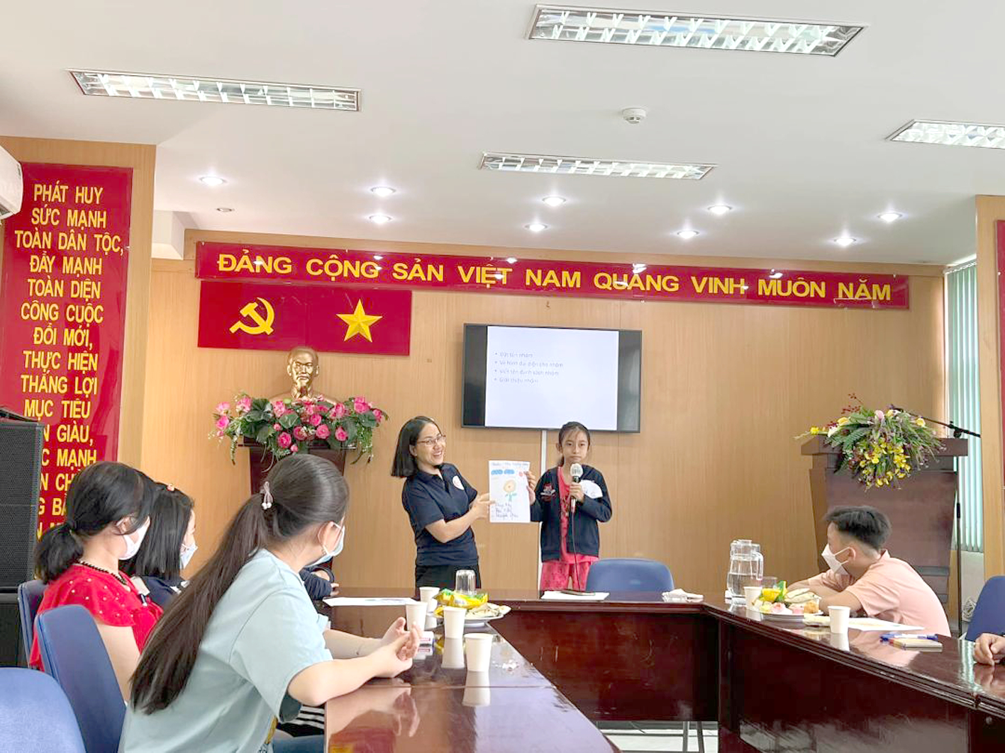 Thạc sĩ Phan Thị Cẩm Giang hướng dẫn các em về kỹ năng giao tiếp, tự tin nói chuyện trước đám đông