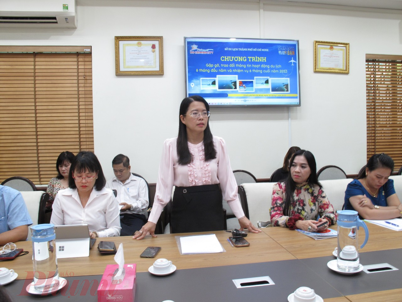 Bà Nguyễn Thị Ánh Hoa (đứng) thông tin về hoạt động du lịch TPHCM 6 tháng đầu năm và nhiệm vụ các tháng cuối năm 2022. Ảnh: Quốc Thái