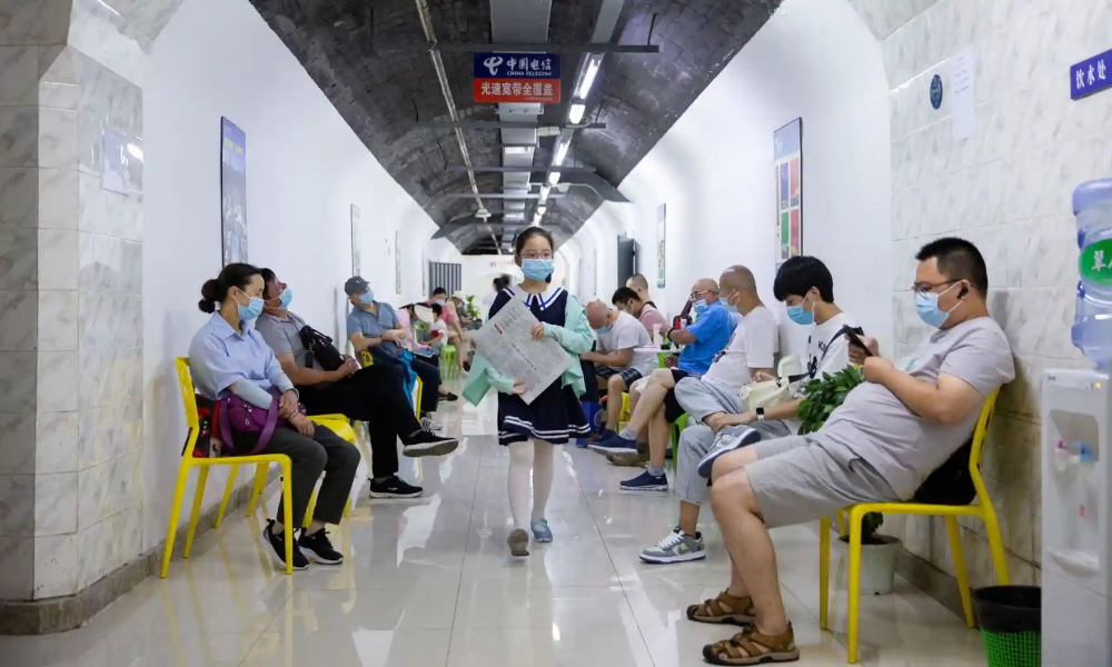 Vào ngày 12/7, các nhà chức trách đã mở một khu trú ẩn tránh nắng nóng ở Nam Kinh, tỉnh Giang Tô. Trong anh3, người dân tận hưởng không kh1i mát mẻ tại khu trú ẩn giữa cảnh báo đợt nắng nóng ở Nam Kinh hôm 12/7
