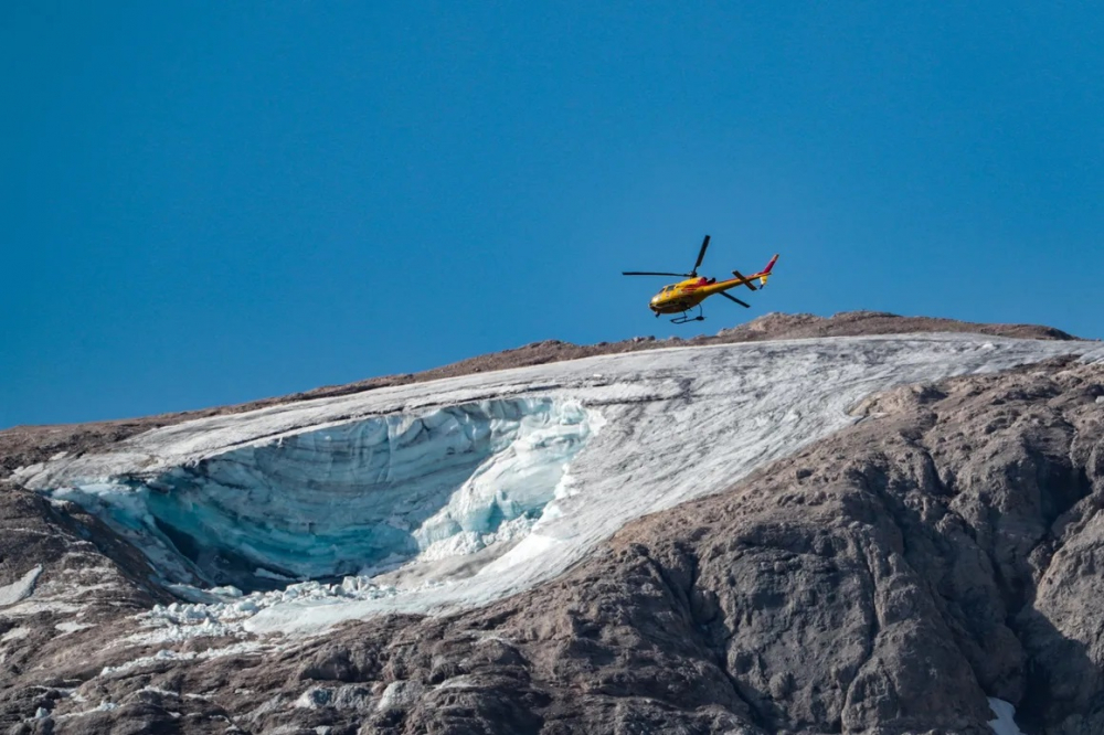 Vào ngày 3/7, một ngày sau khi nhiệt độ cao kỷ lục 10 độ C được ghi nhận tại đỉnh sông băng trên núi Marmolada ở Dolomites, một đoạn băng bị vỡ ra, khiến băng, tuyết và đá đổ xuống khu vực bên dưới. Mười một người đã thiệt mạng.