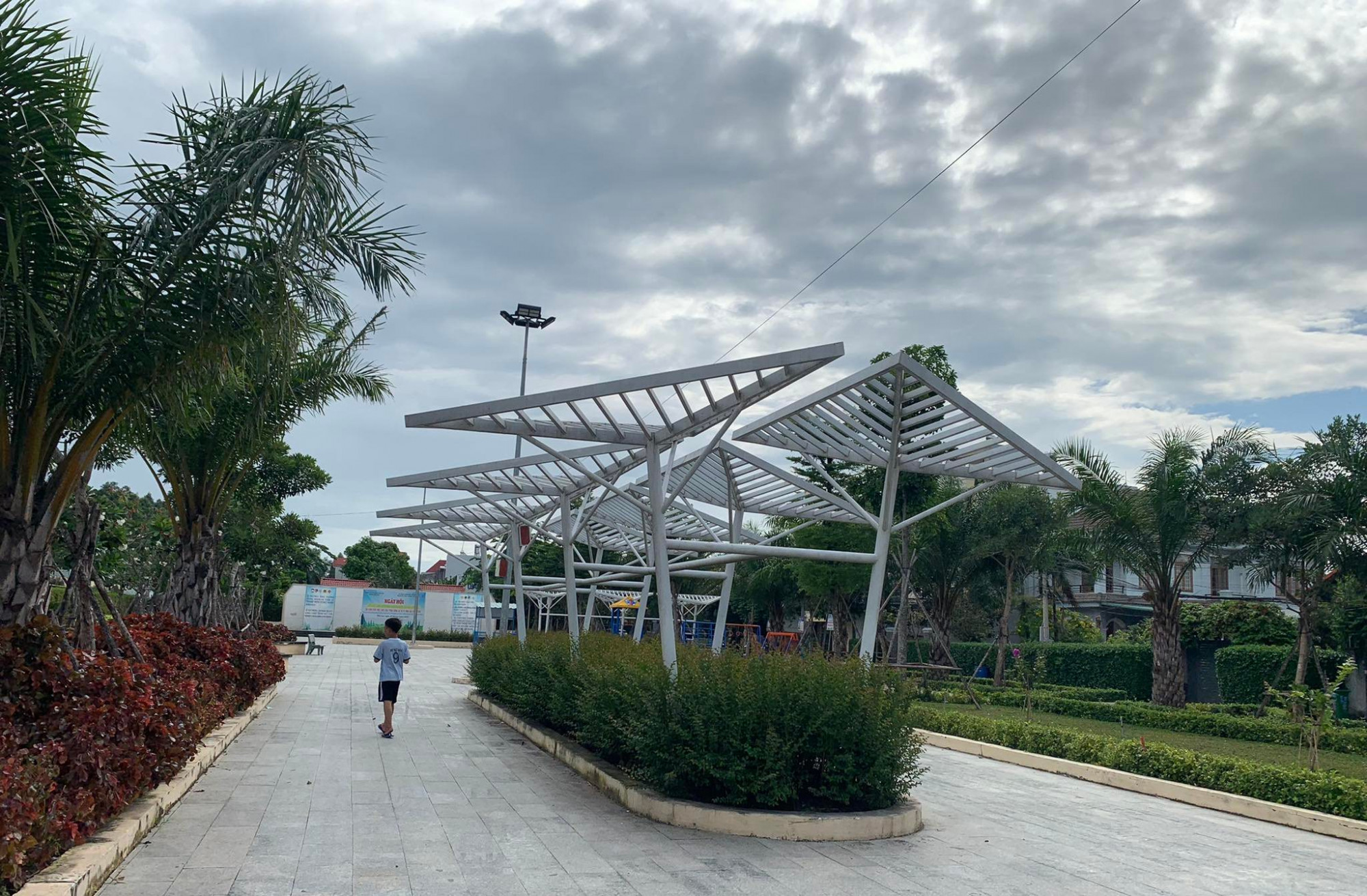 Trao đổi với báo Phụ Nữ TPHCM, lãnh đạo UBND phường Phú Lợi cho biết hiện tại công viên vẫn chưa giao cho địa phương va