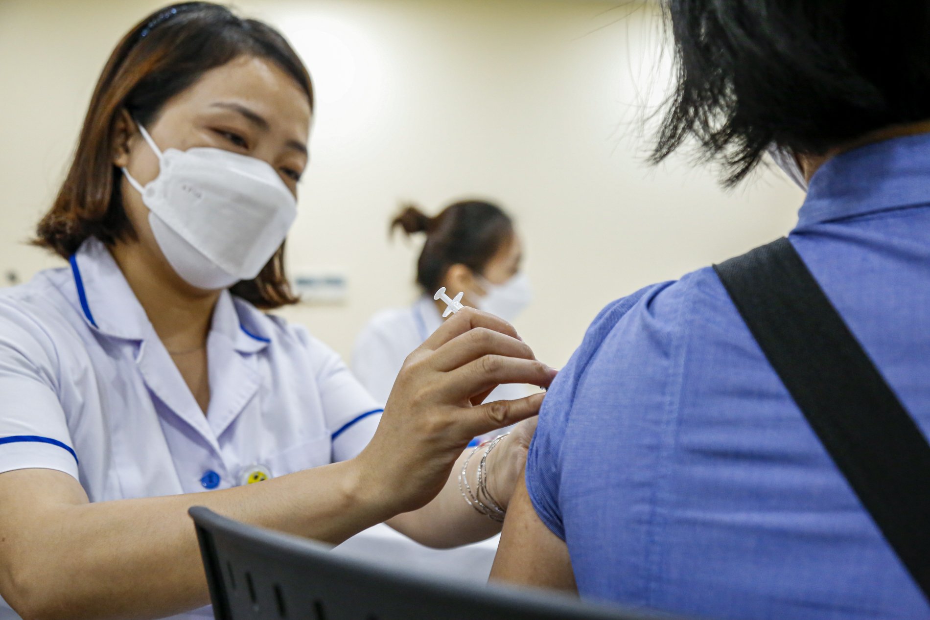 Tiêm vắc xin COVID-19 mũi 4 cho người lao động tại Hà Nội