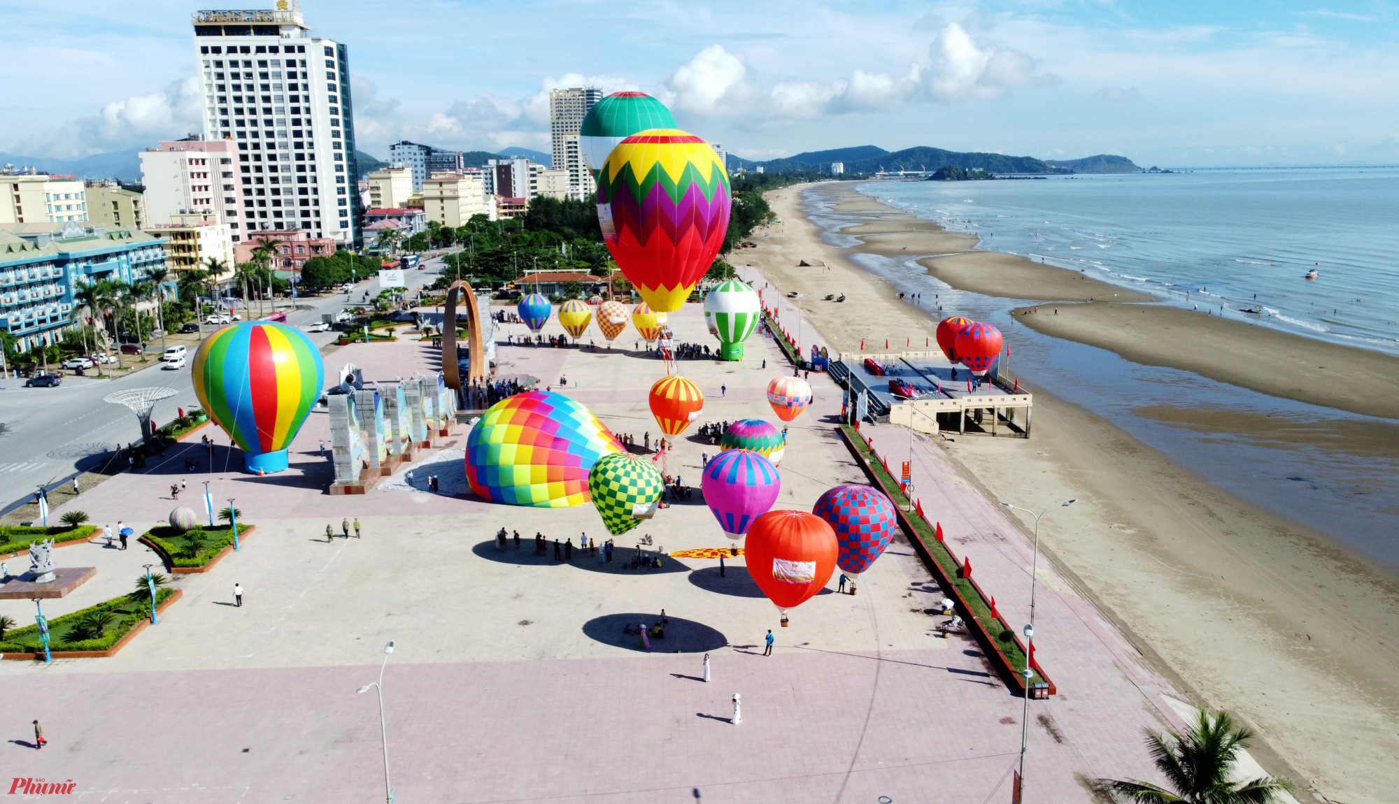 Theo kế hoạch, ngày hội khinh khí cầu Cửa Lò diễn ra trong 2 ngày (15 và 16/7). Trong đó, du khách sẽ được ngồi khinh khí cầu trải nghiệm từ 6g30-9g30 buổi sáng và 16h-18g30 buổi chiều.