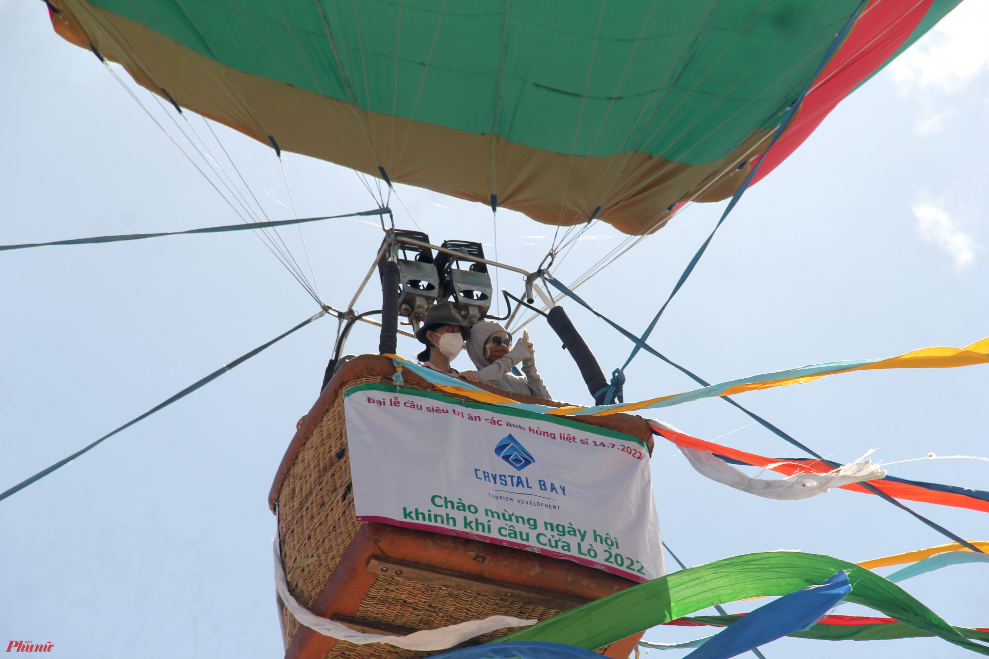 “Khinh khí cầu thì bọn minh xem nhiều rồi. Nhưng đây là lần đầu tiên mình trải nghiệm. Đặc biệt bay ở biển nữa nên rất thích”, chị Trang - một du khách đến từ Nam Định chia sẻ.