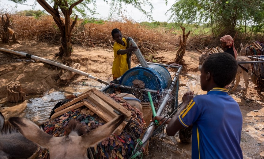 Trẻ em bơm lượng nước ít ỏi mà chúng có thể tìm thấy ở Dollow Somalia [Rich / UNICEF]