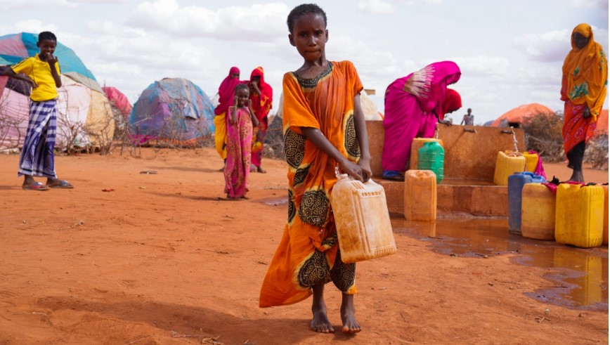 Hibo, 10 tuổi, mang nước trong một chiếc jerrycan đến ngôi nhà tạm thời của cô tại trại Kaharey IDP ở Dollow, Somalia. Bà nói: “Chúng tôi rời nhà ở Guriel và đi bộ 10 ngày để đến trại Kaharey. Bốn trận mưa thất bại liên tiếp đã khiến hơn 1,8 triệu trẻ em bị suy dinh dưỡng cấp tính nặng đe dọa tính mạng. [Fazel / UNICEF]