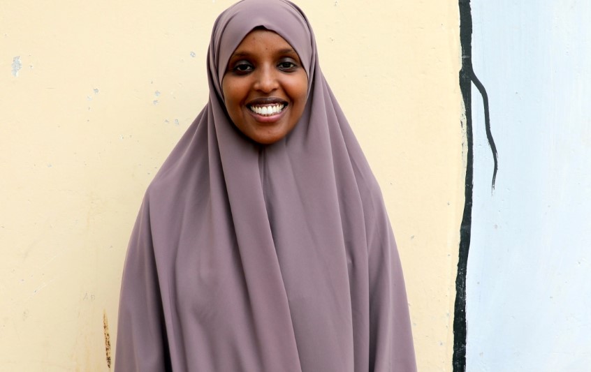 Jamila Rashid làm việc cho Chính phủ Kenya với tư cách là Cán bộ Trẻ em ở Quận Garissa, Kenya. Cô ấy chịu trách nhiệm về nhiều trường hợp do cảnh sát hoặc các cơ quan chuyên môn về bảo vệ trẻ em như UNICEF chuyển đến. Rashid đang giám sát vụ án bảo vệ trẻ em của Amira và vụ án hình sự chống lại chú của cô. [Odhiambo / UNICEF]