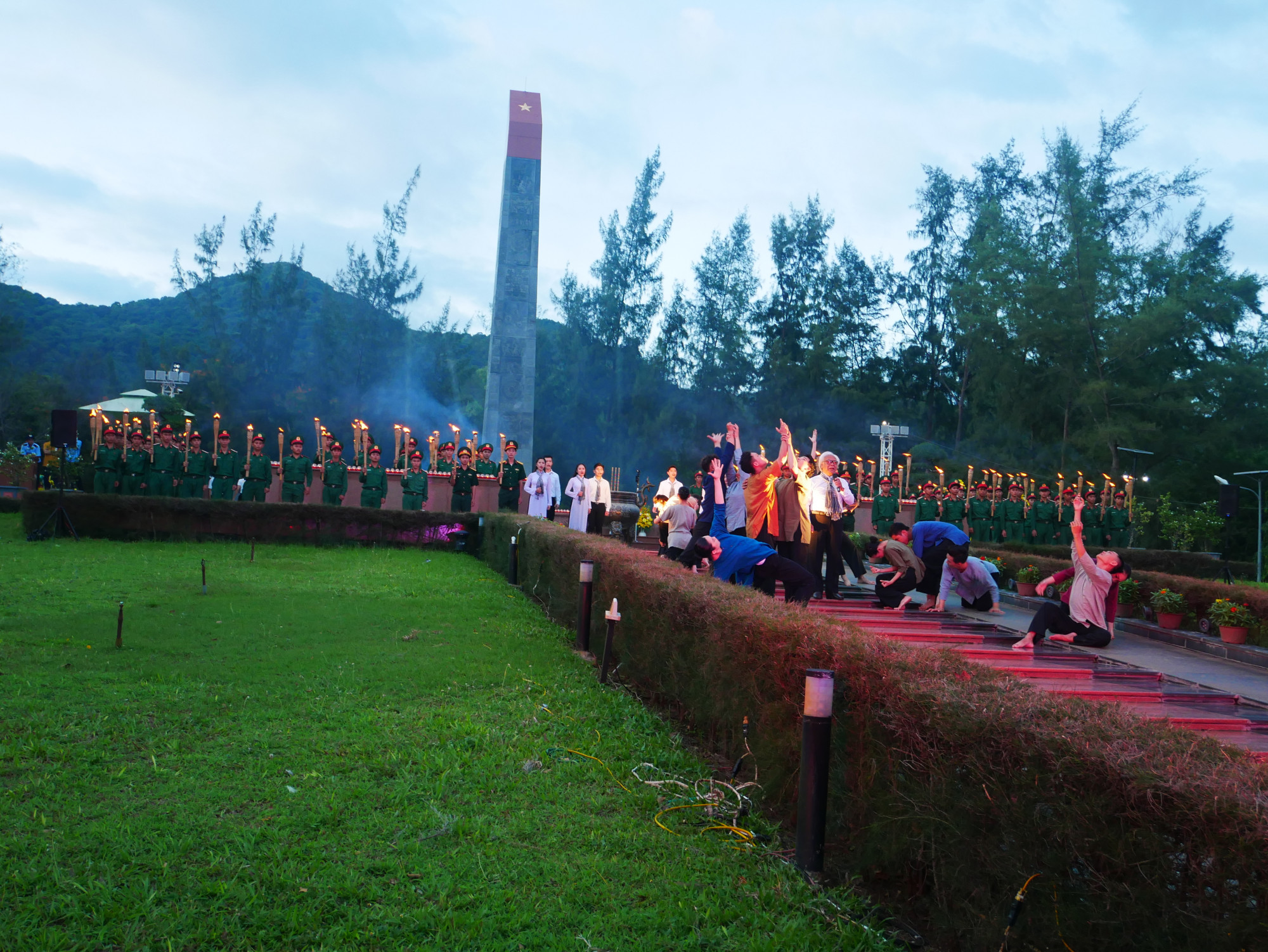 Người dân TPHCM và tỉnh Bà Rịa - Vũng Tàu hát khúc hùng ca tại Lễ thắp nến tri ân ở Nghĩa trang Hàng Dương