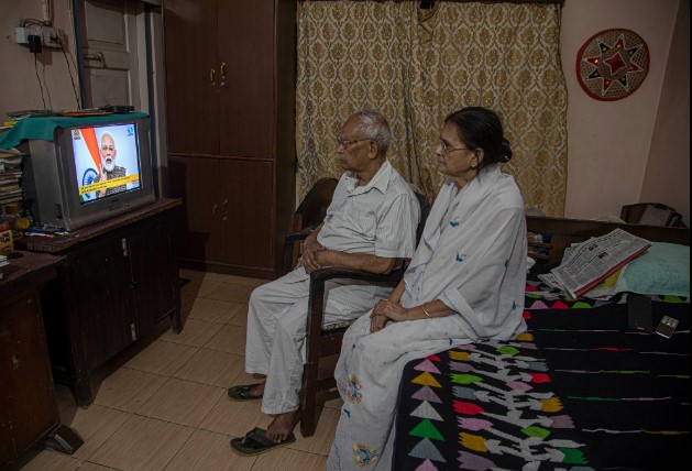 Ngày càng có nhiều người lớn tuổi ở Ấn Độ quyết định ly hôn sau nhiều năm bên nhau (Trong ảnh, Một cặp vợ chồng lớn tuổi người Ấn Độ cùng nhau xem tivi.  . Ảnh tư liệu: AP