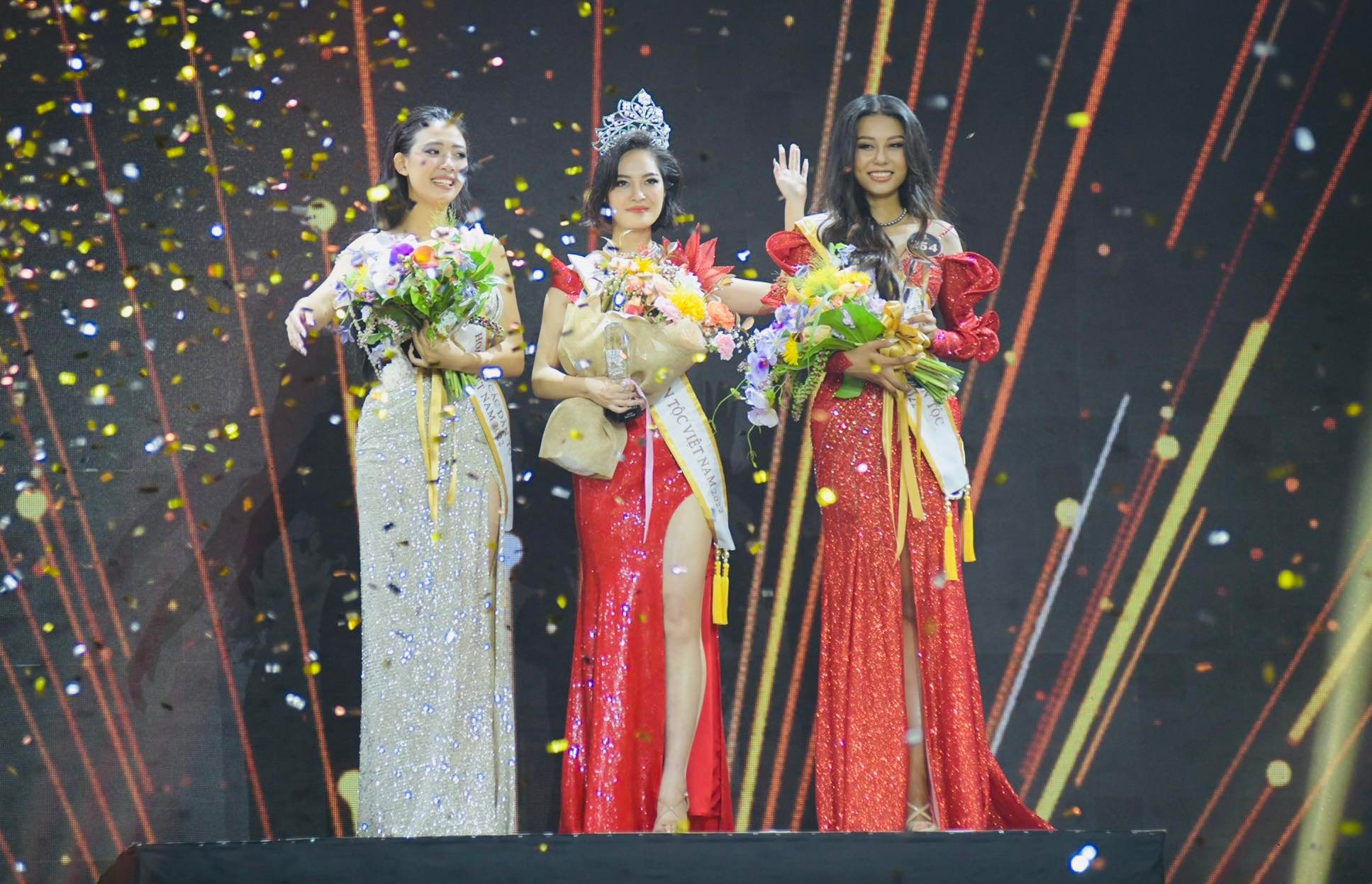 Nông Thuý Hằng (dân tộc Tày) đăng quang Hoa hậu các dân tộc Việt Nam 2022. Nông Thuý Hằng sinh năm 1999, dến từ Hà Giang, cao 1m72. 