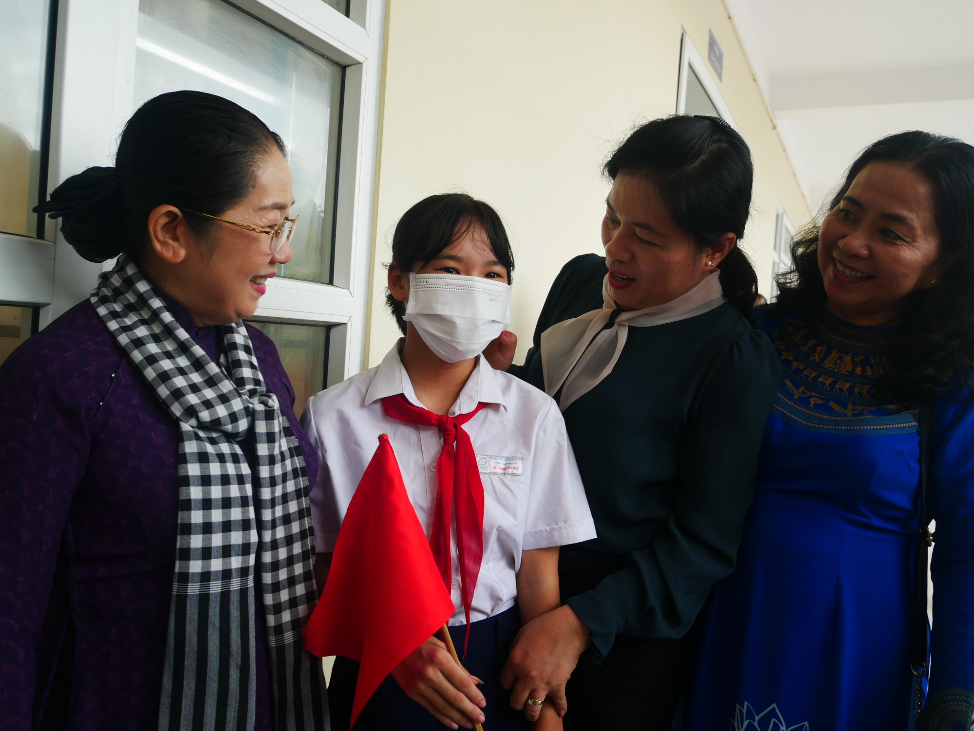 Các lãnh đạo, nguyên lãnh đạo TPHCM chia vui với thành tích học sinh giỏi của một học sinh Trường THCS Lê Hồng Phong