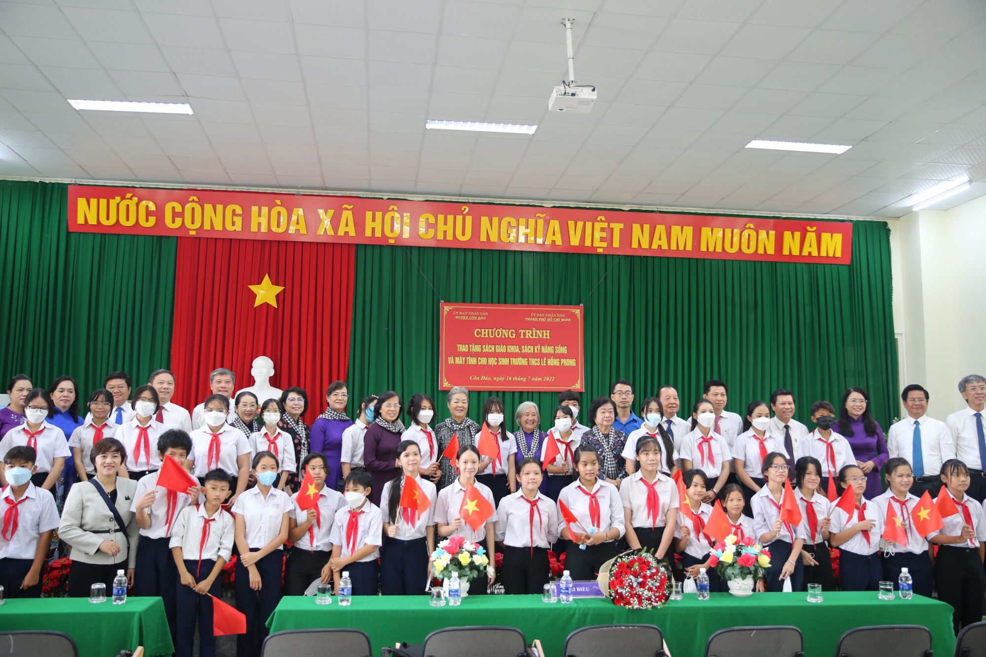 Đoàn đại biểu chụp ảnh lưu niệm với thầy cô, học sinh của Trường THCS Lê Hồng Phong