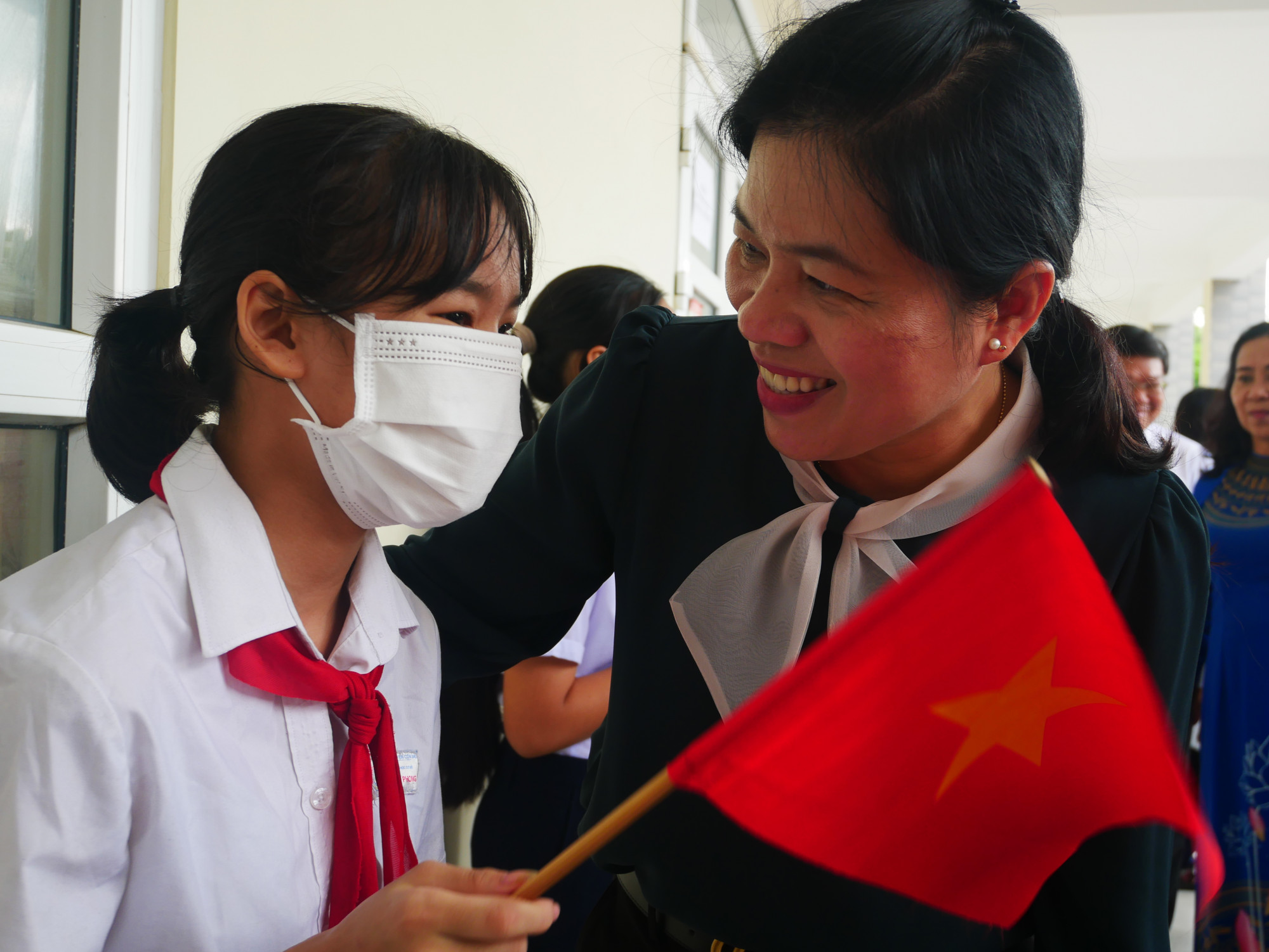 Bà Nguyễn Trần Phượng Trân - Chủ tịch Hội LHPN TPHCM trò chuyện cùng một học sinh của Trường THCS Lê Hồng Phong