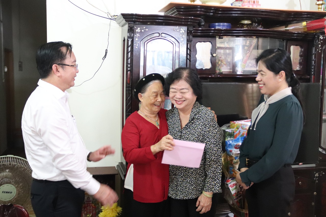 Bà Trương Mỹ Hoa - nguyên Phó chủ tịch nước, ựu tù chính trị bị giam giữ tại Côn Đảo;