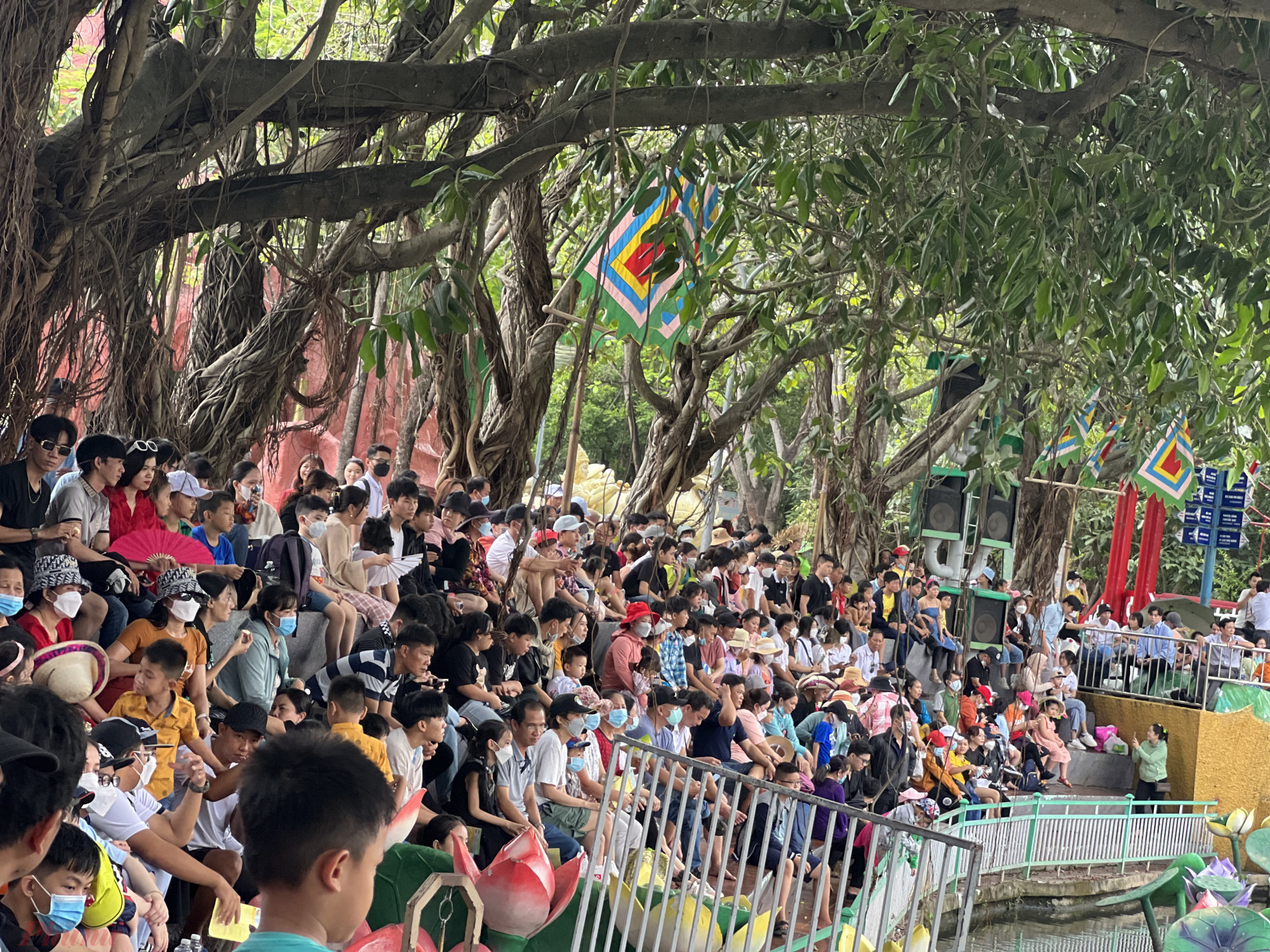 Một số khu vui chơi tại Suối Tiên cuối tuần ghi nhận lượng khách đông đúc. Chẳng hạn như Biển Tiên Đồng, Khu biểu diễn nghệ thuật Sơn Tinh, Thủy Tinh,...
