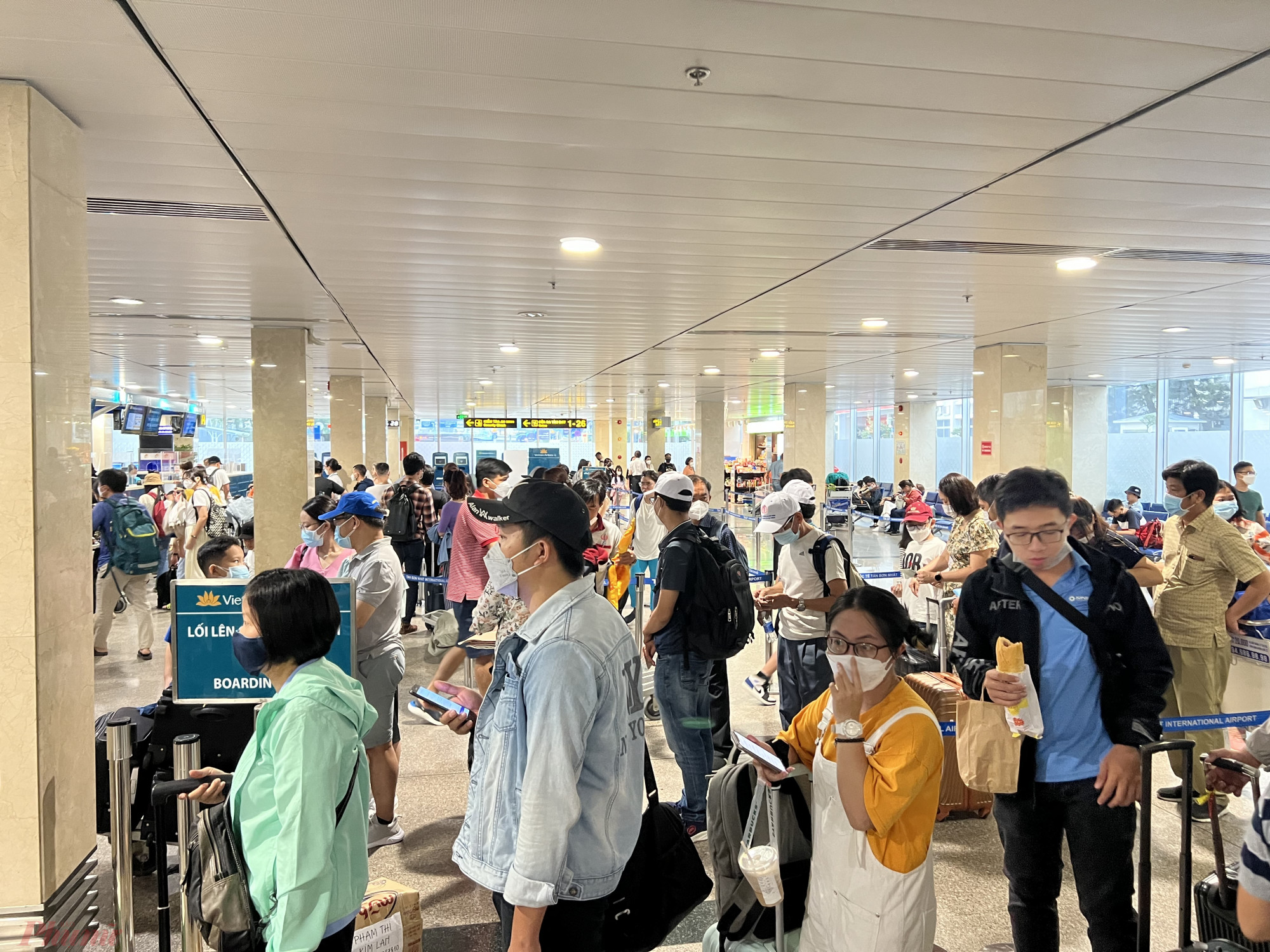Mặc dù đang mùa hè nhưng các hãng bay đã mở bán vé giai đoạn Tết 2023. Trong ảnh: Người dân đông nghịt qua cảng hàng không quốc tế Tân Sơn Nhất trong cuối tháng 6/2022. - Ảnh: Quốc Thái