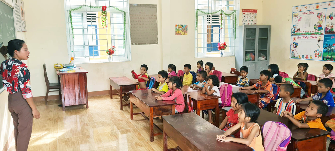 Học sinh miền núi được dạy tiếng Việt tại Trường tiểu học - THCS A Xing để chuẩn bị vào lớp Một