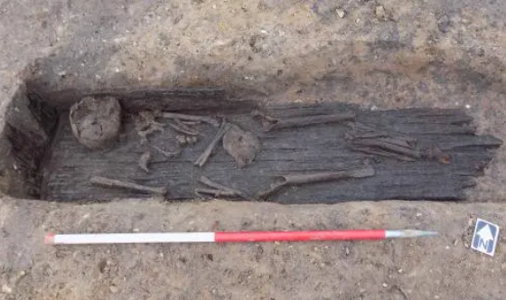 chôn cất trên giường đã được thực hiện vào đầu thời Trung cổ ở châu Âu và thường dành cho phụ nữ