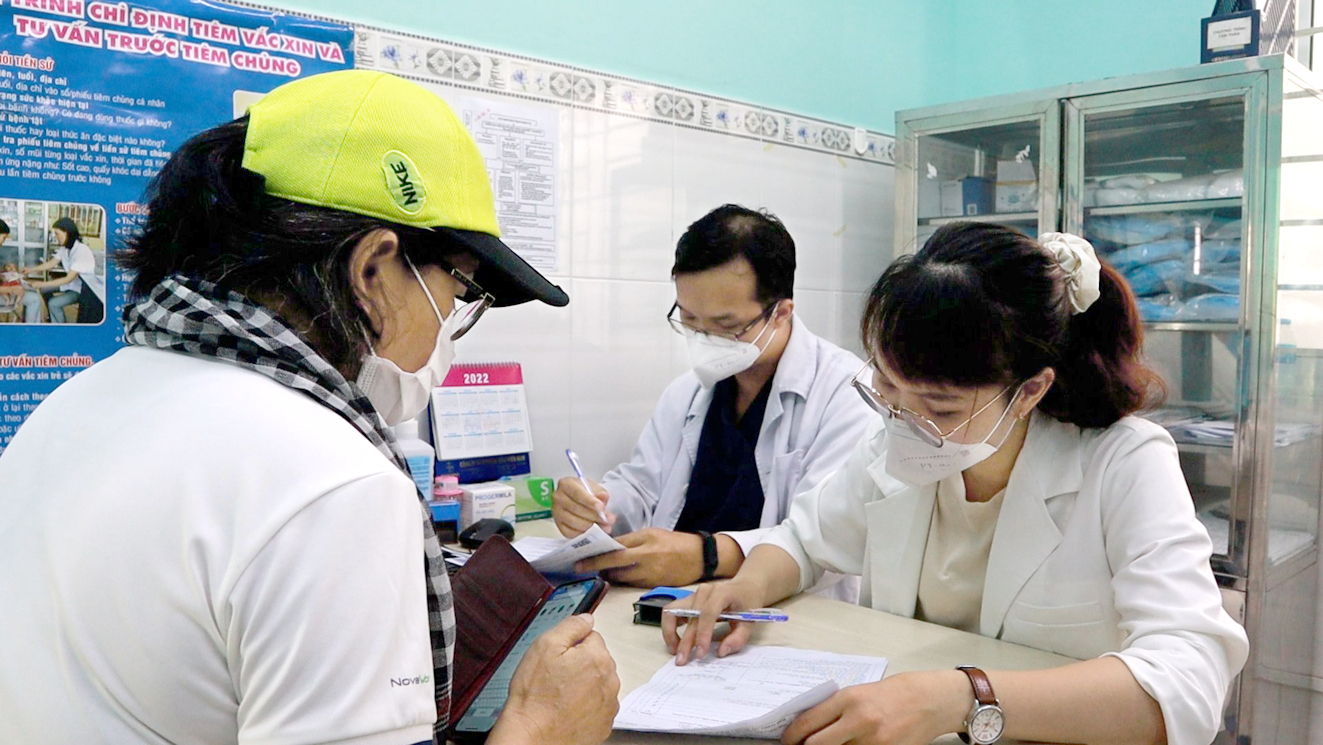 Bác sĩ tại Trạm Y tế P.22, Q.Bình Thạnh, TP.HCM đang tư vấn sức khỏe cho người dân