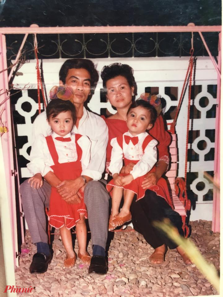 Xuân Quỳnh (bên phải) khi còn nhỏ cùng bố mẹ và em gái - Ảnh: NVCC