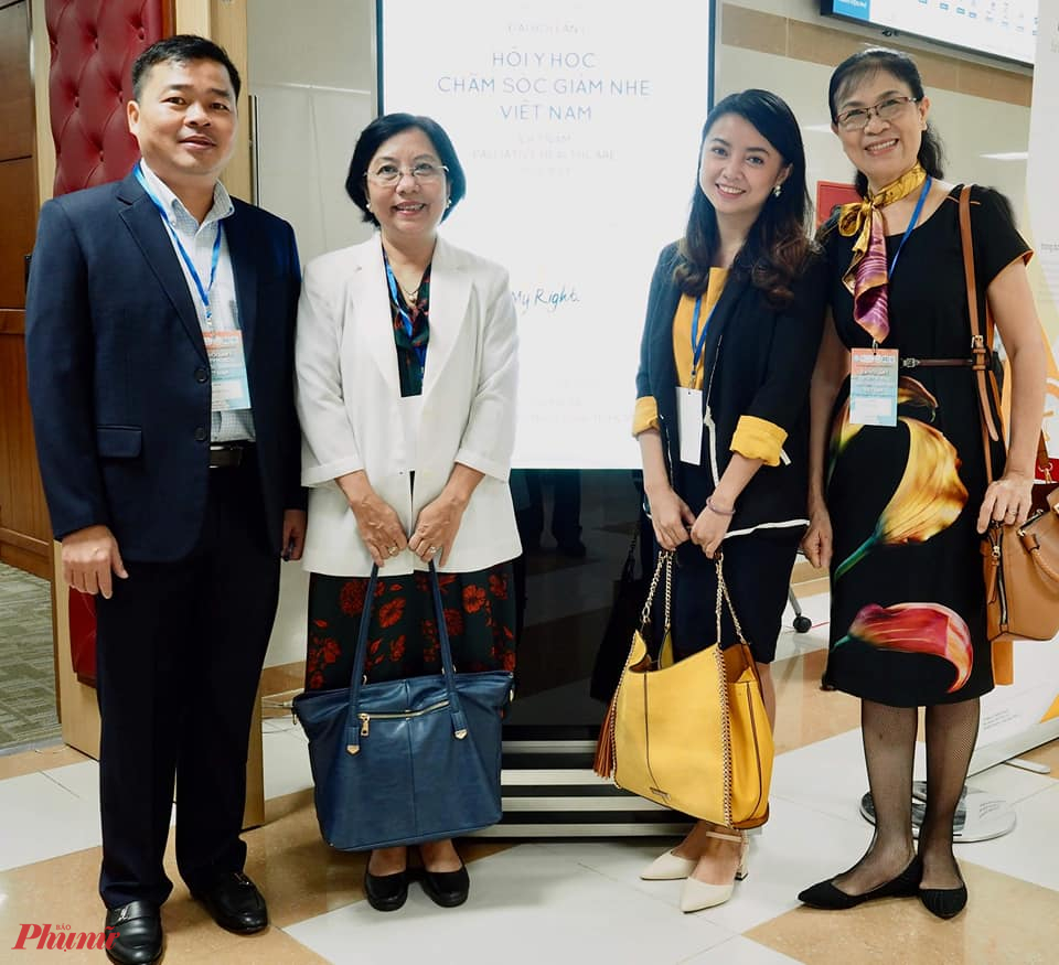 Xuân Quỳnh (thứ 2, bên phải) là thành viên BCH Hội Y học Chăm sóc Giảm nhẹ Việt Nam - Ảnh: NVCC