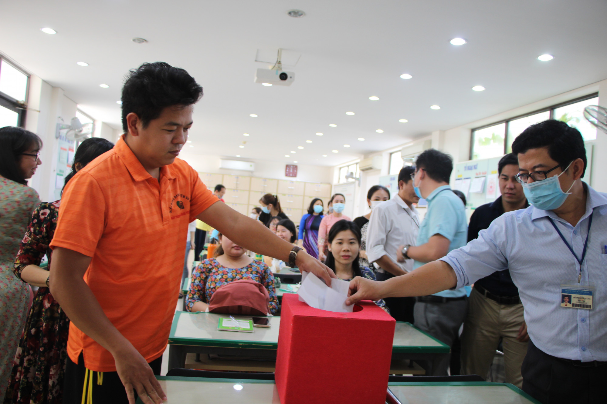 Giáo viên Trường THCS Nguyễn Du (Q.1) bỏ phiếu chọn sách giáo khoa hồi tháng 3
