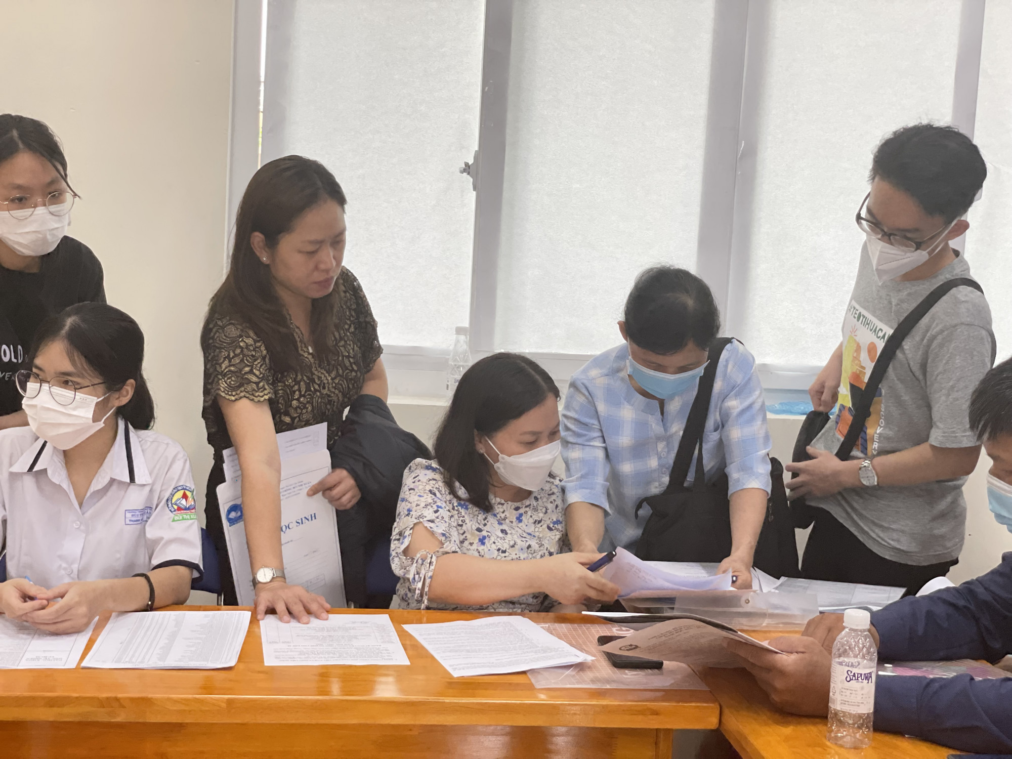 Phụ huynh, học sinh lớp 10 Trường THPT Bùi Thị Xuân đăng ký tổ hợp lớp 10 năm học 2022-2023