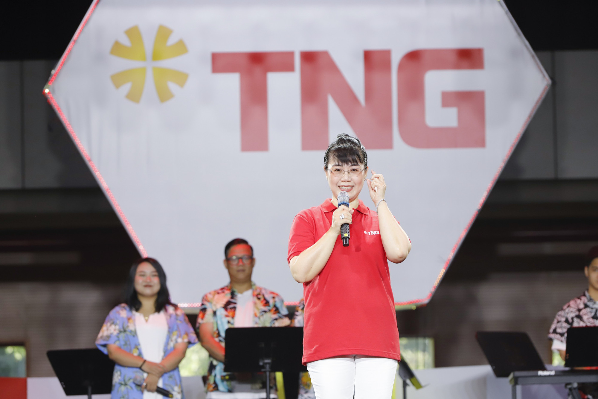 Chủ tịch HĐQT Nguyễn Thị Nguyệt Hường lĩnh xướng “Bài ca Thuận ích” - bài hát chính thức của Tập đoàn TNG Holdings Vietnam