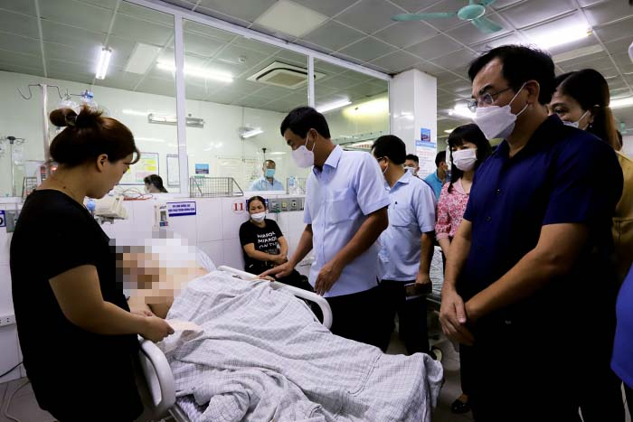 Lãnh đạo UBND tỉnh Phú Thọ cùng các cơ quan chức năng thăm hỏi gia đình 1 nạn nhân đang cấp cứu tại bệnh viện