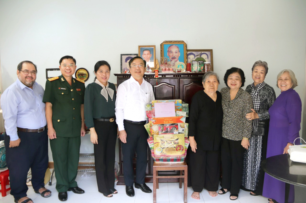 Nguyên Phó Chủ tịch nước Trương Mỹ Hoa (thứ ba từ phải sang) đến thăm và tặng quà cho các gia đình cách mạng trong chuyến thăm Côn Đảo vừa qua