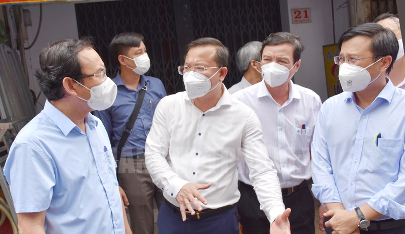 Bí thư Thành ủy TPHCM Nguyễn Văn Nên trao đổi với lãnh đạo quận Bình Tân