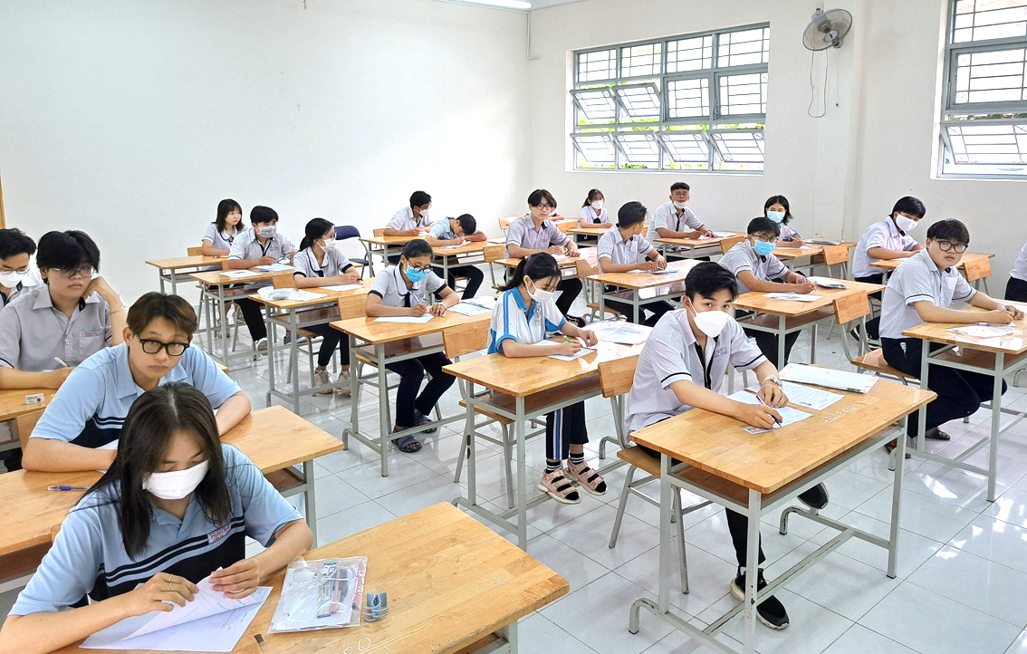 Các thí sinh thi tốt nghiệp THPT năm 2022 môn văn tại điểm thi Trường THPT Phong Phú (H.Bình Chánh) - ẢNH: P.T.