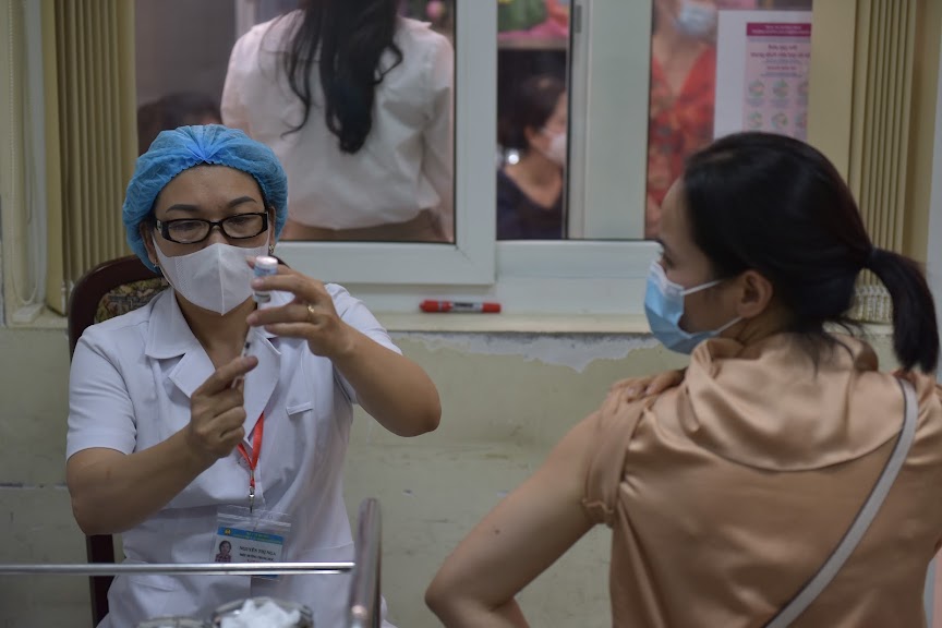 Tiêm vắc xin COVID-19 tại Hà Nội