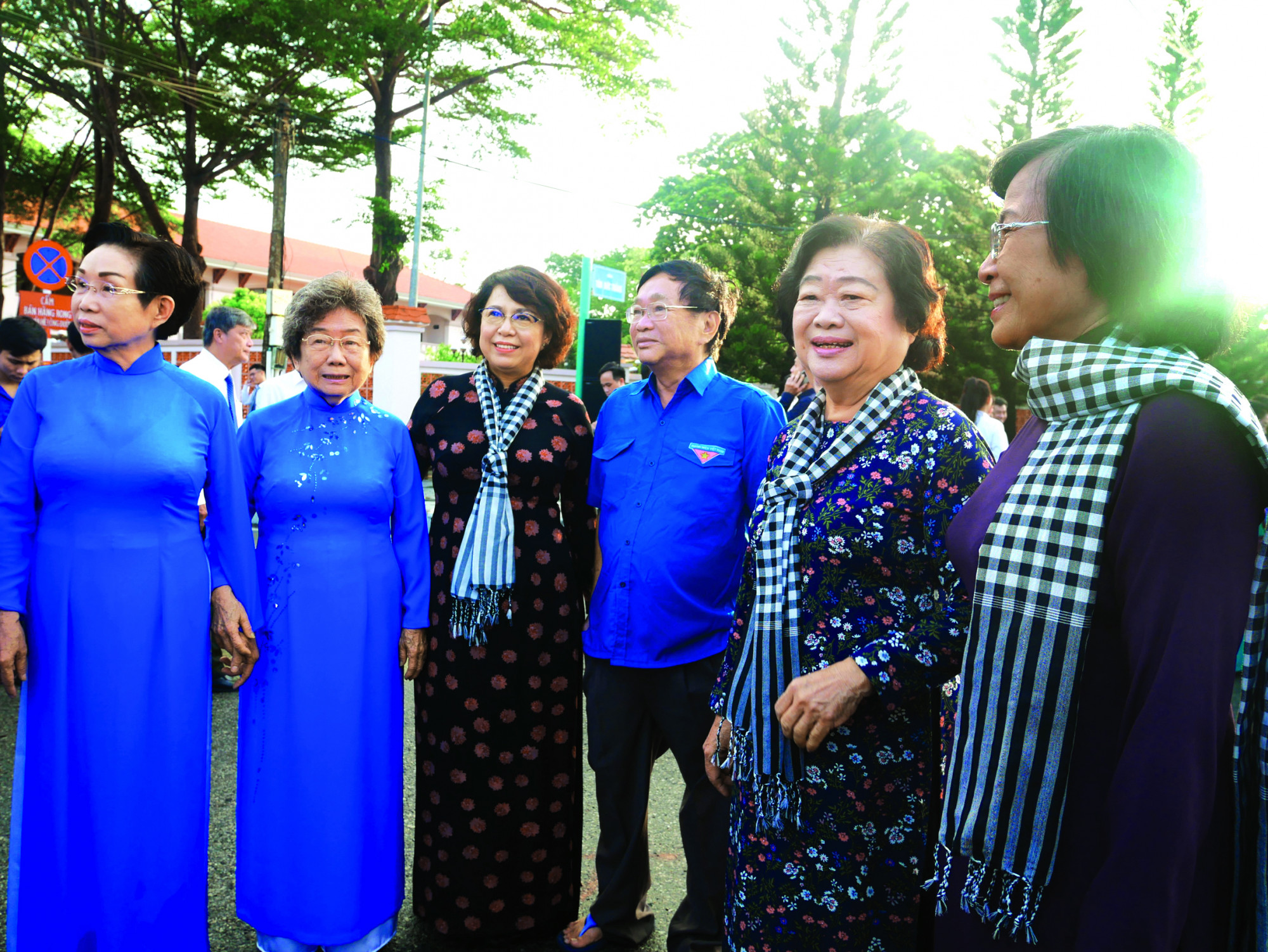 Bà Trương Mỹ Hoa, nguyên Phó Chủ tịch nước - cựu tù chính trị (thứ hai từ phải sang) trong chuyến trở lại Côn Đảo vào giữa tháng 7/2022 - ẢNH: TUYẾT DÂN