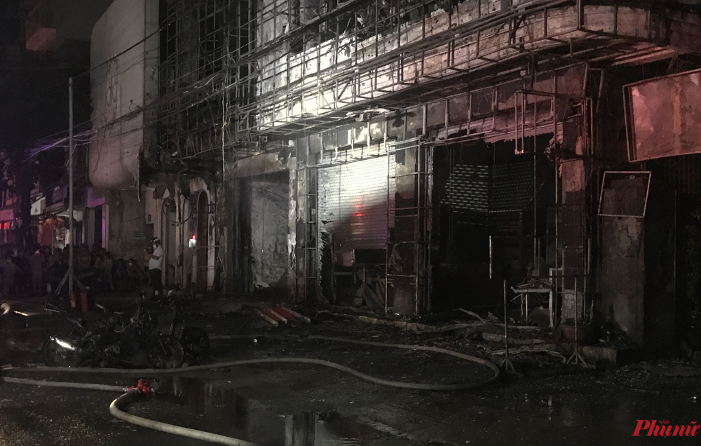 Hai cửa hàng bị cháy trơ khung, hai chiếc xe máy bị cháy trụi - Ảnh: Thanh Vạn