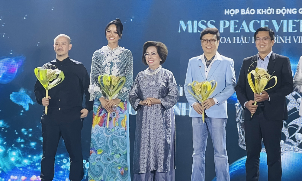 NTK Sĩ Hoàng (vest xanh) trong buổi họp báo giới thiệu giai đoạn 2 cuộc thi Miss Peace VietNam 2022, diễn ra chiều 20/7 tại TPHCM 