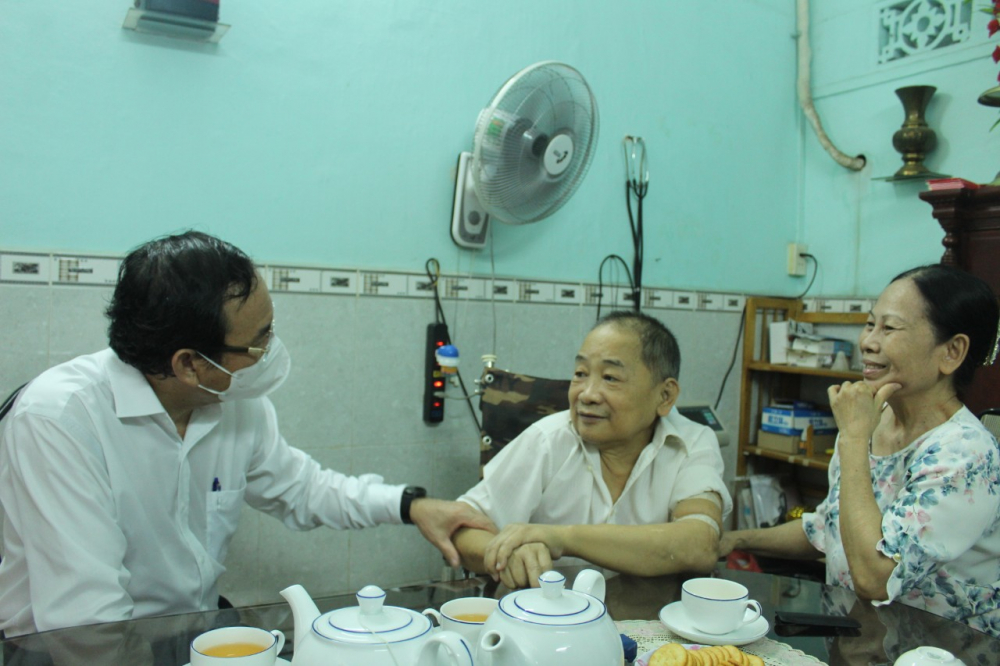 Bí thư Thành ủy TPHCM Nguyễn Văn Nên chia sẻ cùng gia đình thương binh Võ Văn Chức.