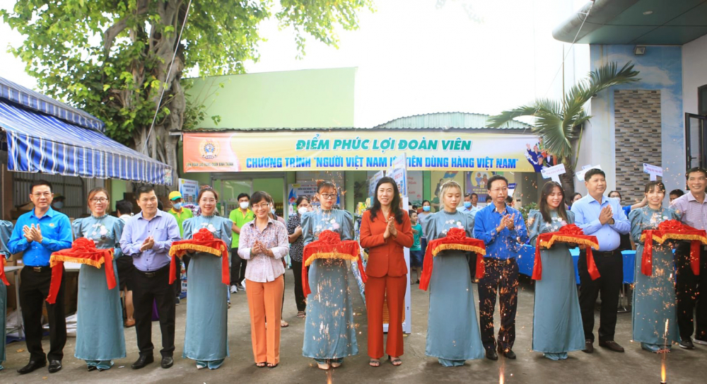 Lãnh đạo Liên đoàn Lao động thành phố và Q.Bình Thạnh cắt băng khai trương điểm phúc lợi đoàn viên tại Nhà văn hóa Lao Động Q.Bình Thạnh