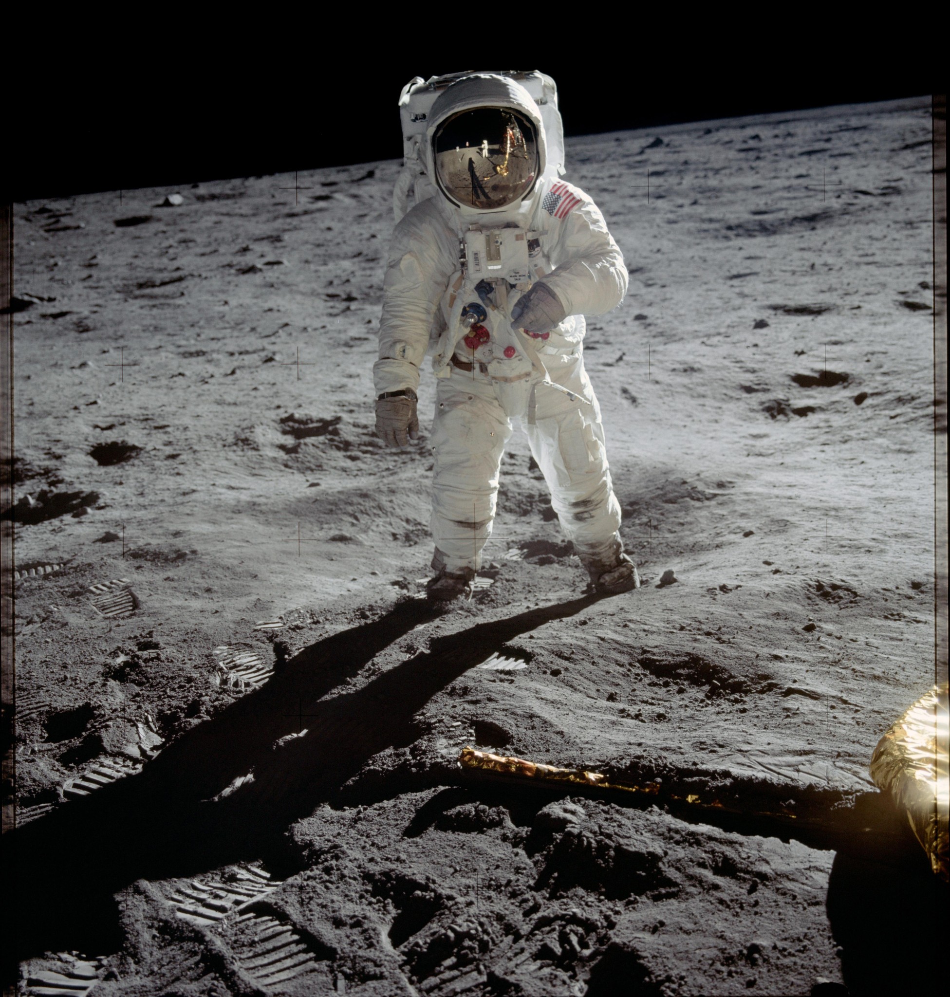 Phi hành gia Buzz Aldrin đặt bước chân đầu tiên của mình lên mặt trăng - Ảnh: Buzz Aldrin/NASA/AP