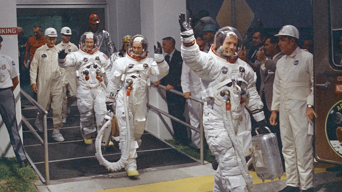 Neil Armstrong (đi đầu, vẫy tay) tại Trung tâm Không gian Kennedy chuẩn bị cho chuyến khởi hành lên mặt trăng - Ảnh: AP