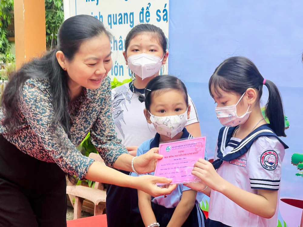 Bà Lâm Thị Ngọc Hoa - Phó Chủ tịch Thường trực Hội LHPN TP.HCM - tặng học bổng cho trẻ em tại Ngày hội trẻ em Q.Tân Phú