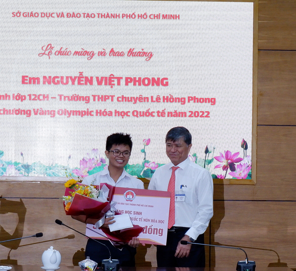 Ông Nguyễn Văn Hiếu trao phần thưởng cho em Nguyễn Việt Phong